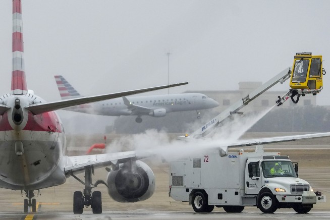 Winter weather cancels flights, leads to death in Texas