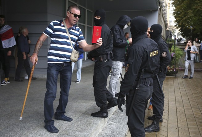 Scores detained as students march against Belarus president