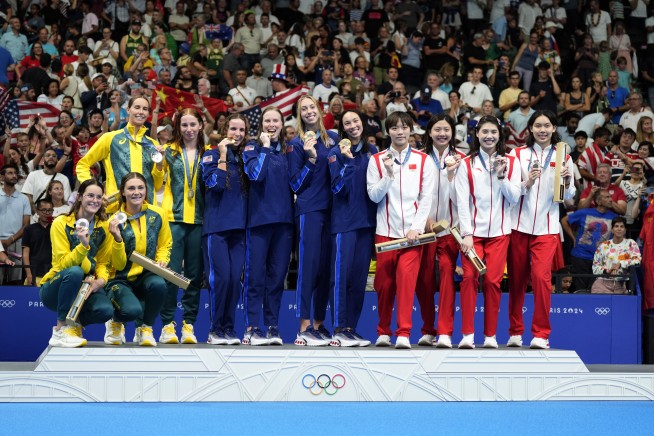 On a wild final night of swimming, U.S. sets two world records, edges Australia in gold-medal race