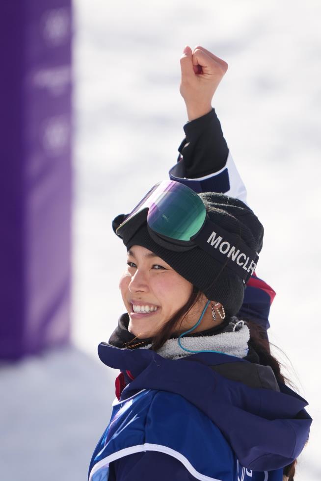 Chloe Kim shows no rust in a no-drama run through Olympic halfpipe qualifying