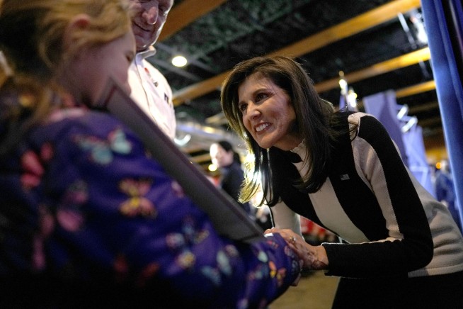 GOP candidates make last-minute appeals to Iowa voters a day before caucuses. Follow live updates