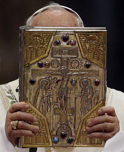 Holy Thursday: Pope washes the feet of 12 inmates, 1 infant