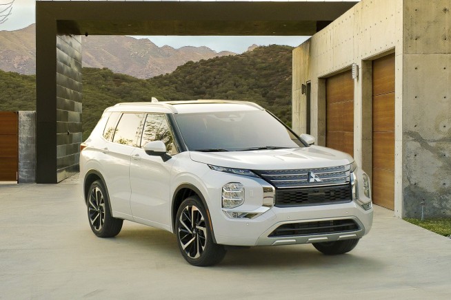 Edmunds: Five best used three-row SUVs for under $30,000