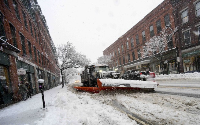 Late-winter storm pummels Northeast with heavy, wet snow