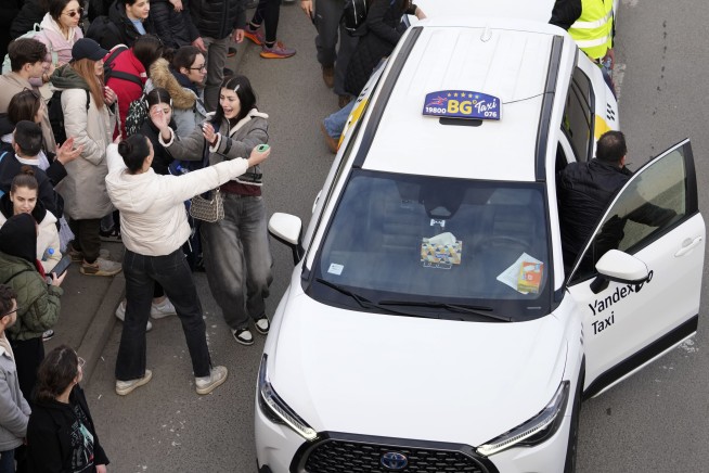 Serbian cabbies rally to bring home Belgrade students fighting against corruption