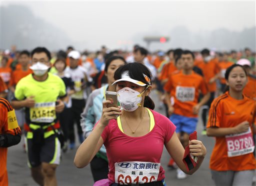 Beijing marathoners don face masks to battle smog