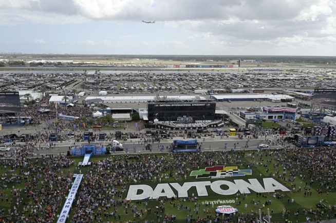 Rain delays Daytona 500 start following Trump's parade lap
