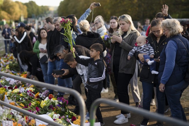 Bidens among thousands paying respects to Queen Elizabeth II
