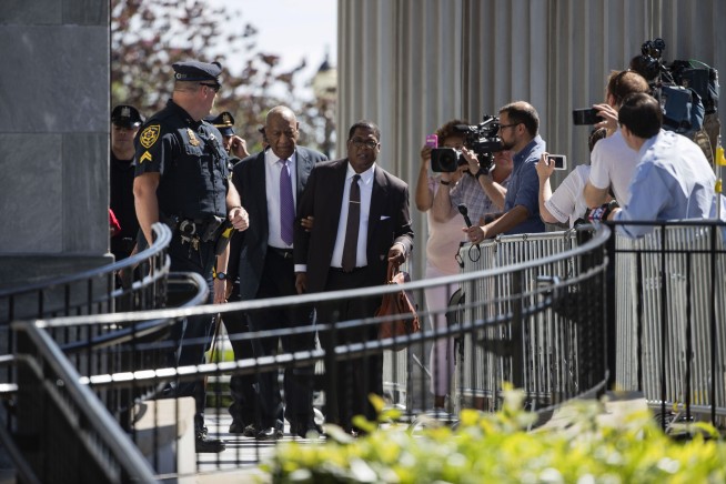 Cosby accompanied by wife for the first time at his trial