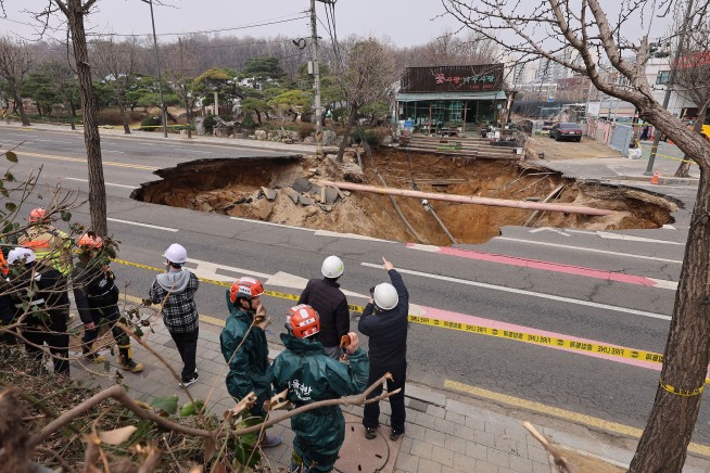 Motorcyclist who disappeared into huge Seoul sinkhole found dead after overnight search