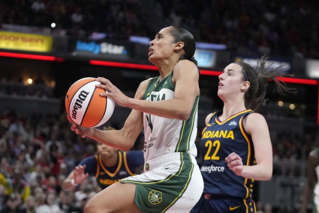 Caitlin Clark breaks WNBA rookie assists record as Fever beat Storm 92-75