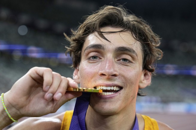Duplantis gives Japanese fans what they came for — another world record in pole vault