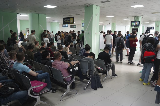 Over 194,000 Russians flee call-up to neighboring countries