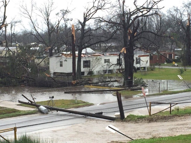 The Latest: Weather service says 7 tornadoes in Gulf states