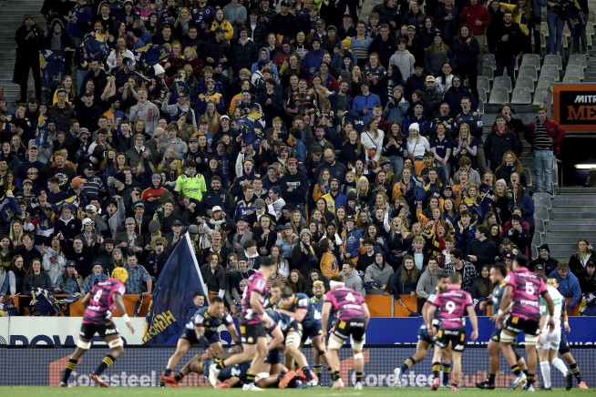 Fans savor return of stadium sport in virus-free New Zealand