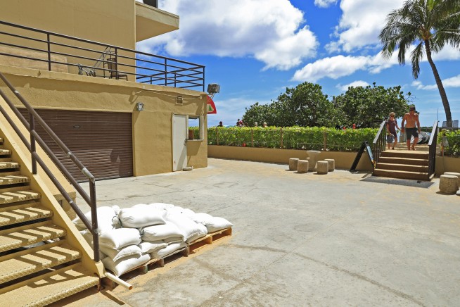 Hawaii residents brace themselves as hurricane strengthens