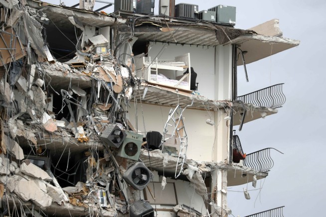 Wing of Miami-area condo collapses; many feared dead
