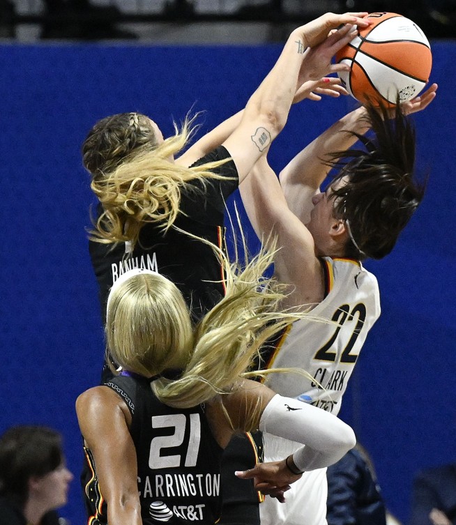 Caitlin Clark finishes with 20 points as Indiana falls to Connecticut in WNBA opener
