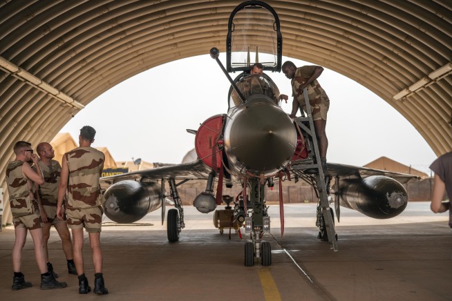France flies out 2 Mirage fighter jets from Chad to signal beginning of military withdrawal