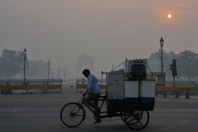 Thick, hazardous smog blankets New Delhi after Diwali fireworks