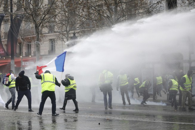 Police uses tear gas, water cannon against Paris protesters