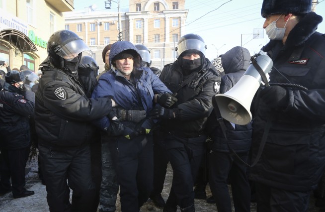 2,100 arrested at protests demanding Navalny's release