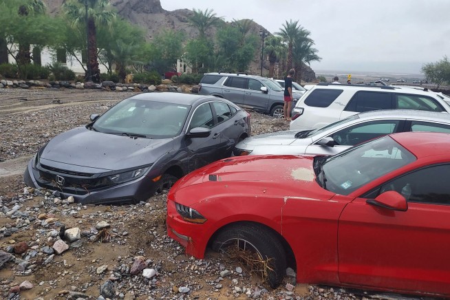 Record floods strand 1K people in Death Valley National Park