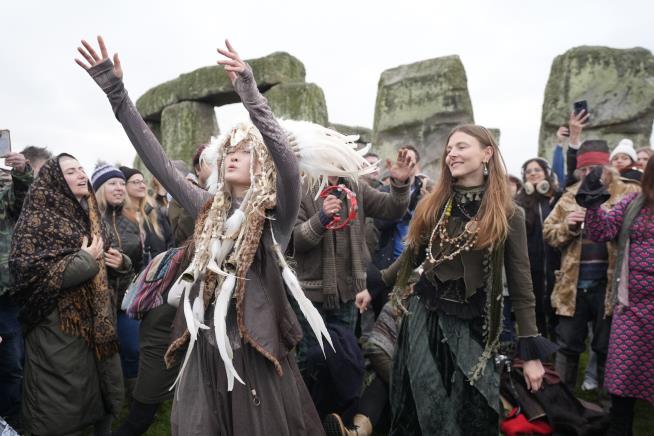 Thousands cheer as the sun rises on winter solstice at Stonehenge
