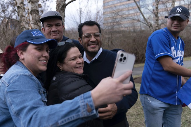 Nicaragua frees 222 opponents of Ortega, sends them to US