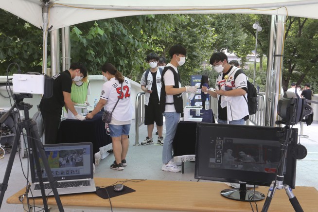 Baseball fans in South Korea back in stands amid COVID-19