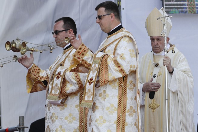 Pope apologizes for history of discrimination against Roma