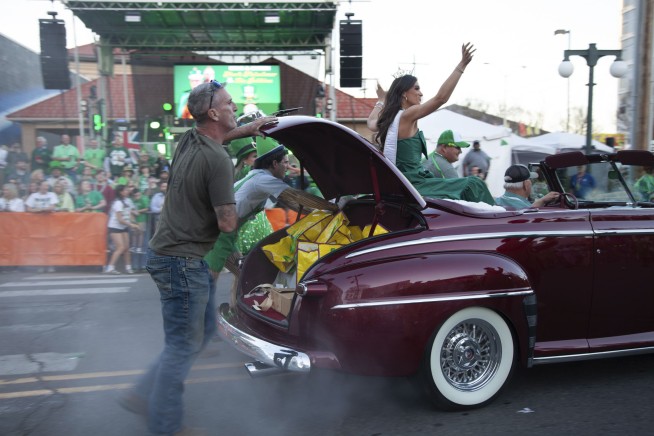 Thousands crowd Arkansas city for world's shortest St. Patrick's Day parade
