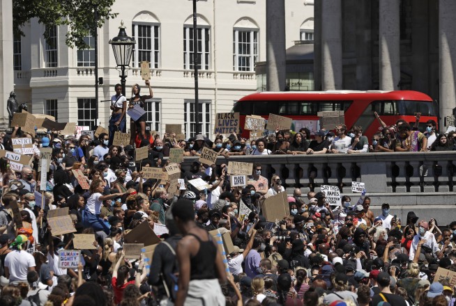 World alarmed by violence in US; thousands march in London