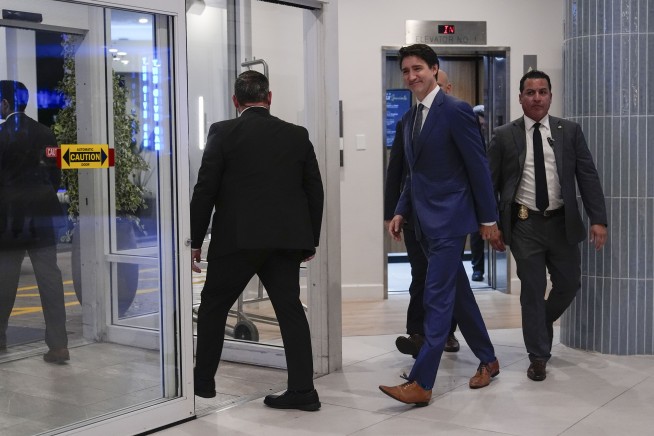 Canadian Prime Minister Trudeau flies to Florida to meet with Trump after tariffs threat