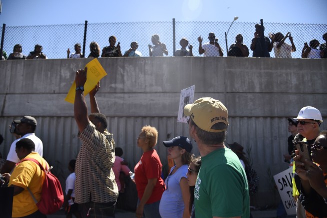 Anti-violence protesters shut down part of Chicago freeway