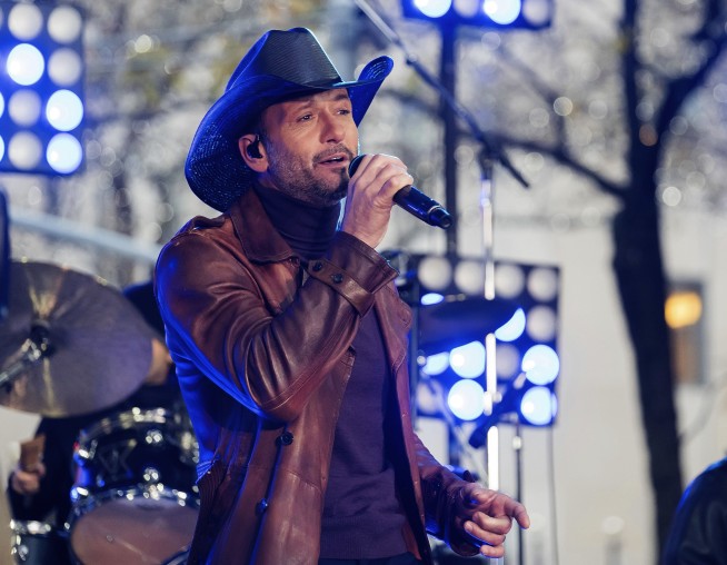 Tim McGraw collapses on stage during Ireland performance