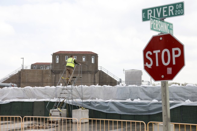 Mississippi River flooding prompts evacuations, sandbagging