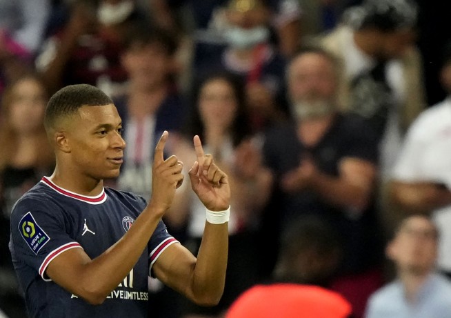 PSG fans cheer on Messi before 4-2 win; Nice routs Lille 4-0