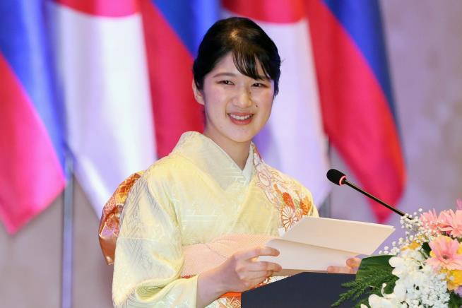 Princess Aiko's popularity sparks calls to change Japan's male-only succession law