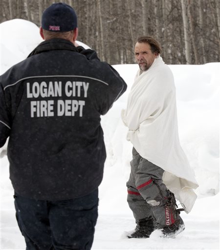 Man builds snow cave to survive 2 nights in canyon