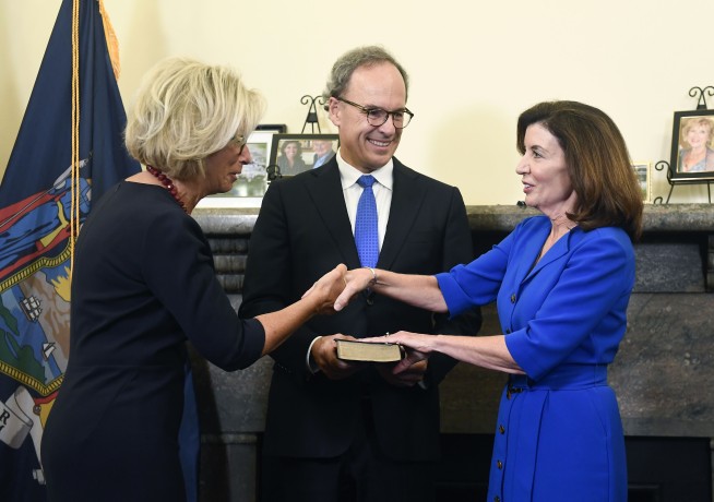 Kathy Hochul becomes New York’s first female governor