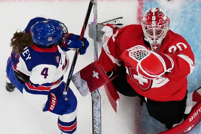Harvey, Dunne lead US to 3rd straight win in Olympic women's hockey. Poulin hurt as Canada wins