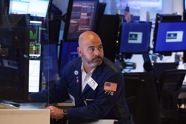 Stocks rise following encouraging employment data, earnings