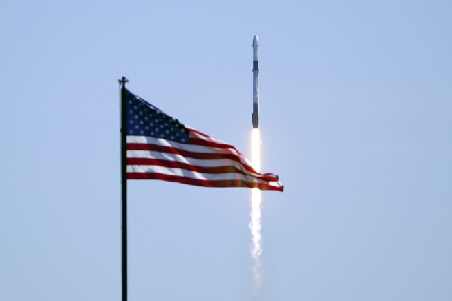 SpaceX launches 3 visitors to space station for $55M each