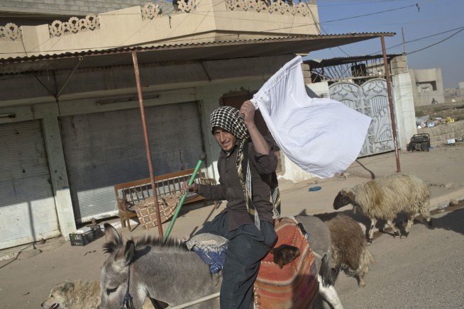 Iraqi units clear Mosul buildings after advances, IS attacks