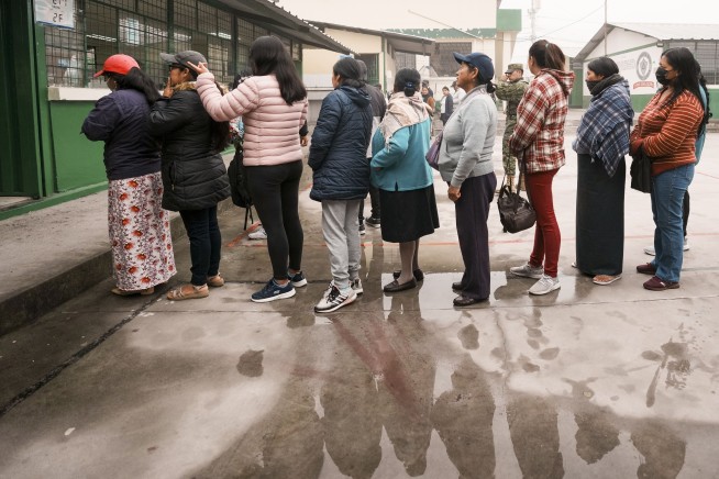 Ecuadorians reject oil drilling in the Amazon, ending operations in a protected area