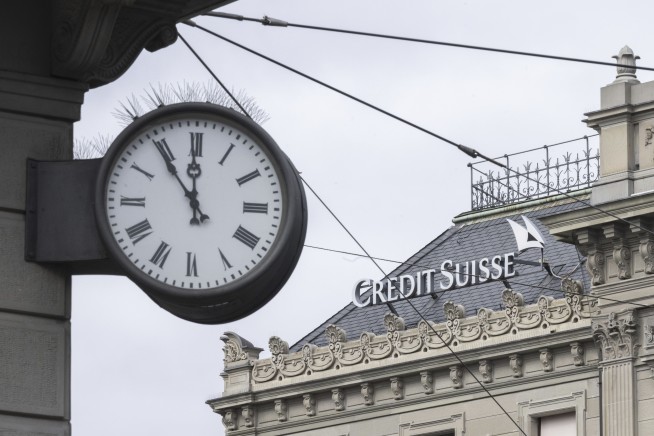 Swiss suspend bonus payouts to Credit Suisse staffers
