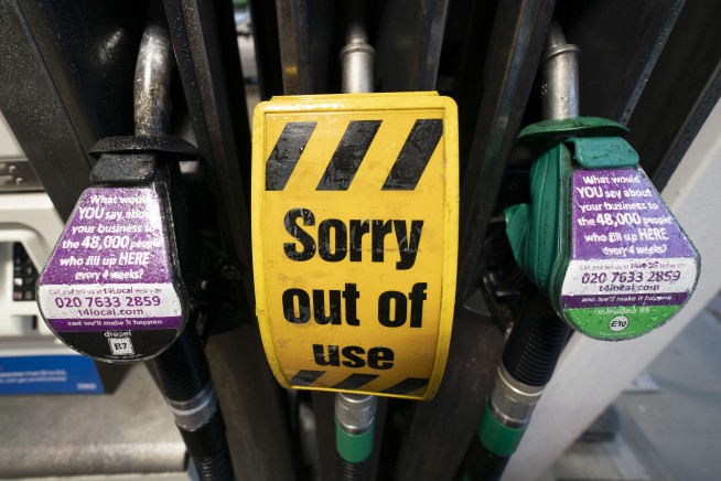 UK mulls calling in army to help ease gas shortages at pumps