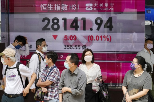 S&P 500 sees 1st decline after 7 straight gains; oil falls