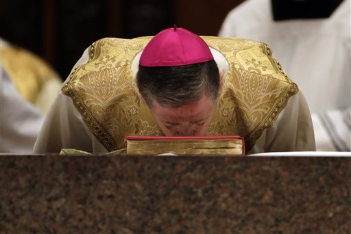 Cupich becomes Chicago archbishop, decries abuse